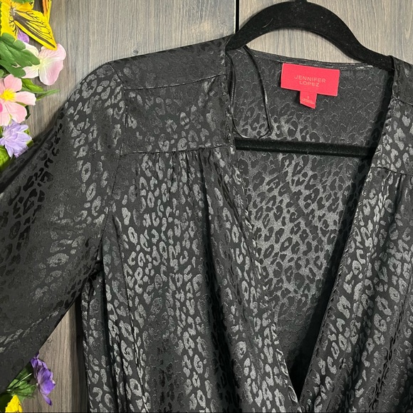 .:🌼3/$30🌼NWOT Jennifer Lopez Leopard Printed Silky Wrap Blouse Size Small - Picture 6 of 16